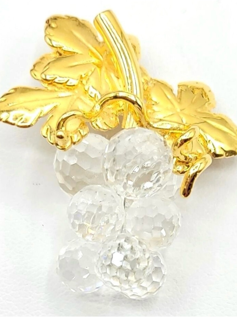 Vtg SWAROVSKI hallmark Swan Clear Crystal Glass Leaf Grape Fruit Brooch Pin